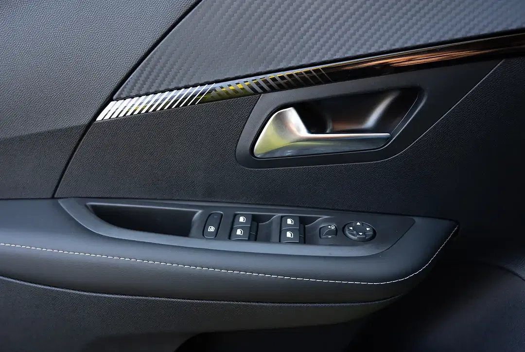 Peugeot 208 - Thumbnail 11