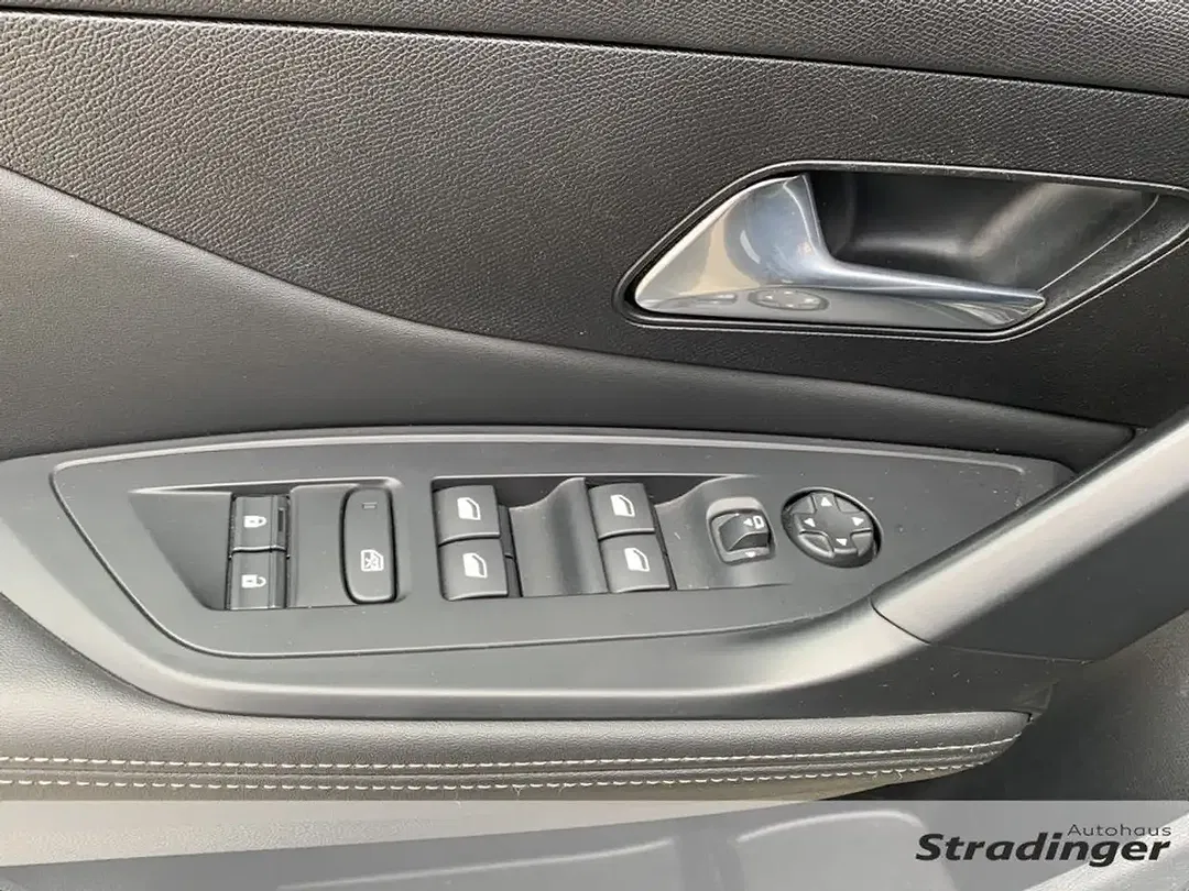 Peugeot 308 - Thumbnail 3