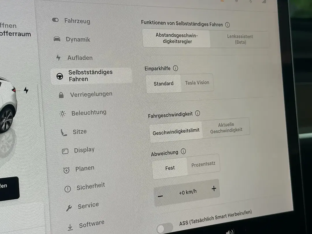 Tesla Model Y - Thumbnail 12