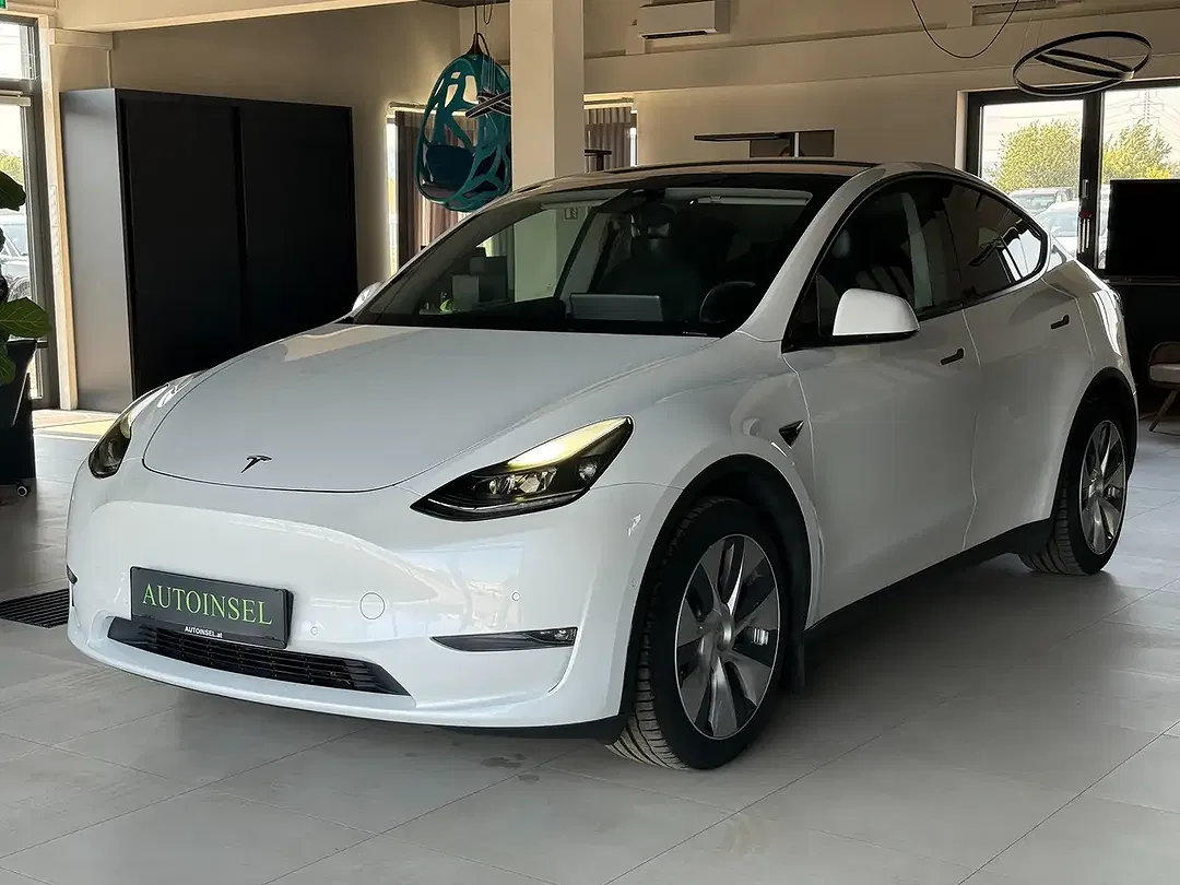 Tesla Model Y - Thumbnail 2