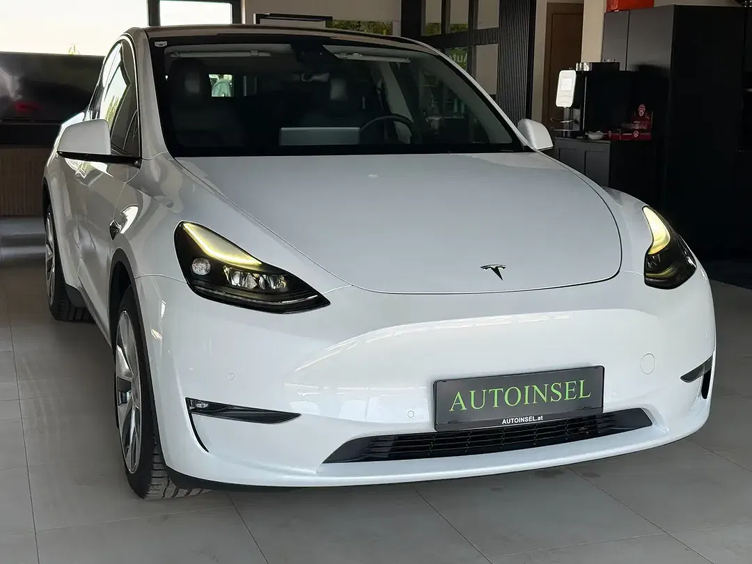 Tesla Model Y - Thumbnail 3