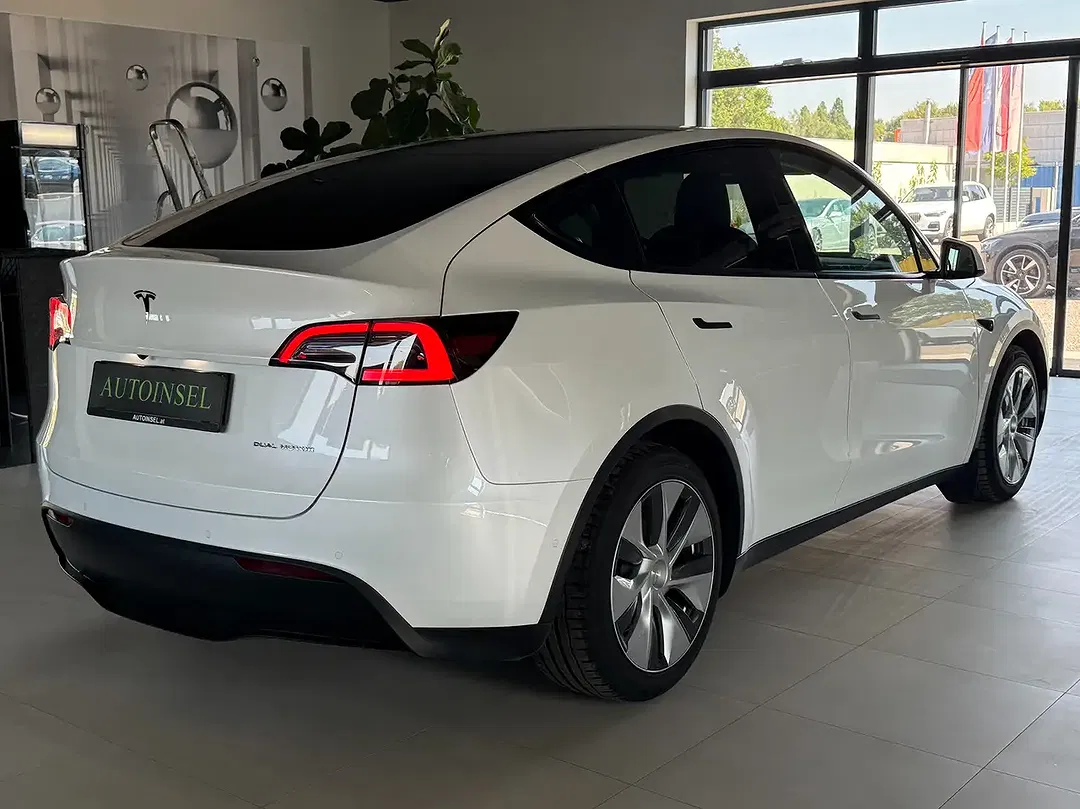 Tesla Model Y - Thumbnail 4