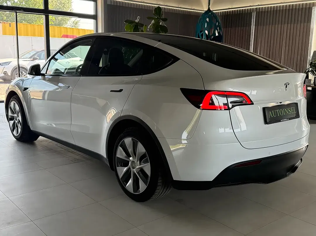 Tesla Model Y - Thumbnail 5