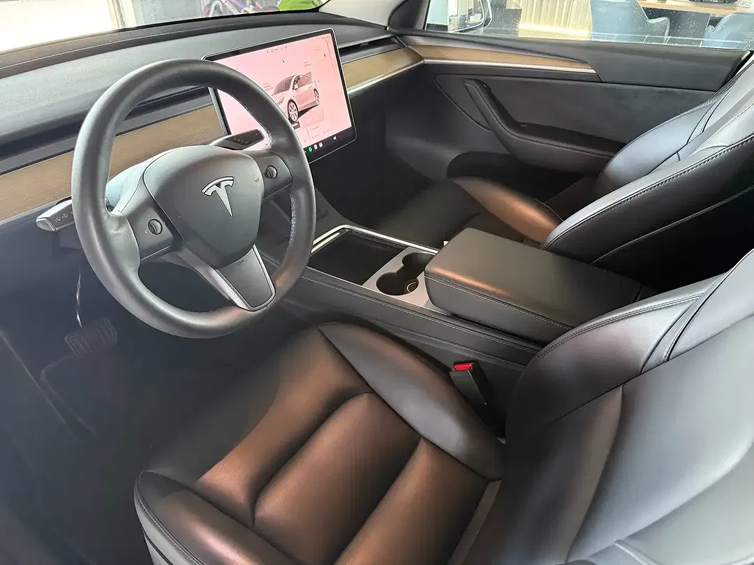 Tesla Model Y - Thumbnail 6