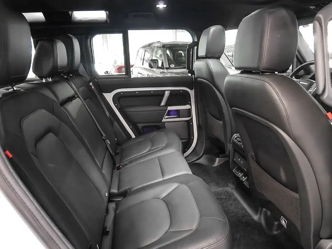 Land Rover Defender - Thumbnail 4