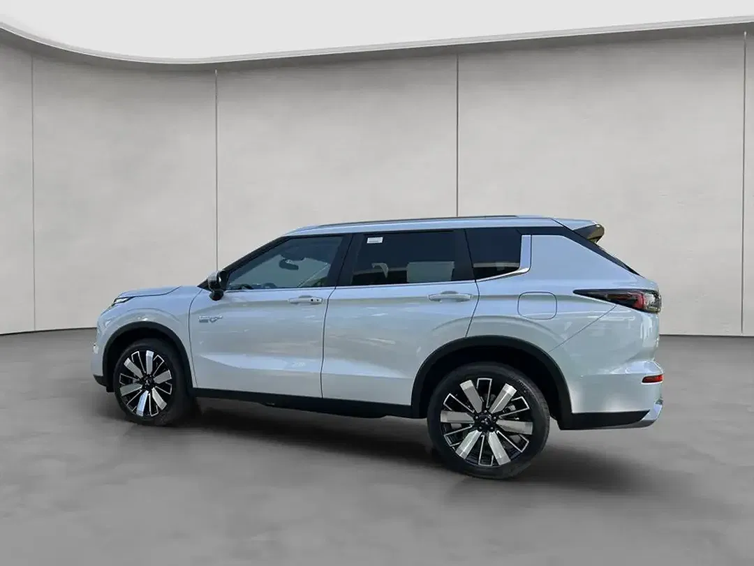 Mitsubishi Outlander - Thumbnail 2