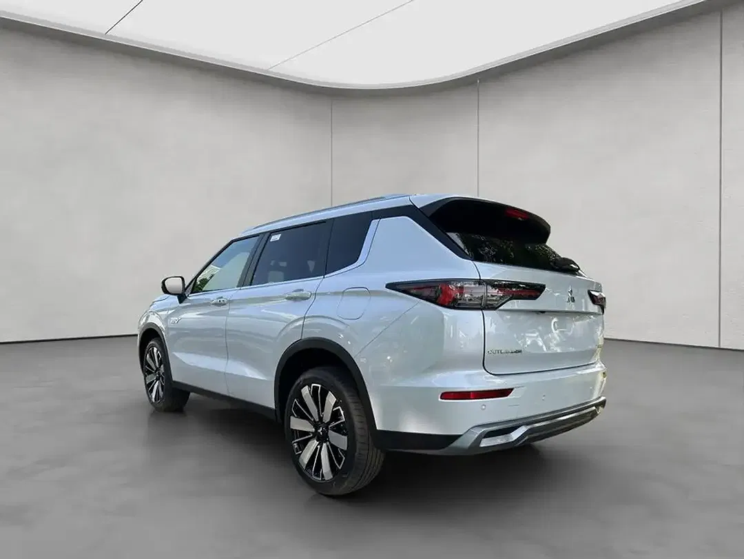 Mitsubishi Outlander - Thumbnail 3