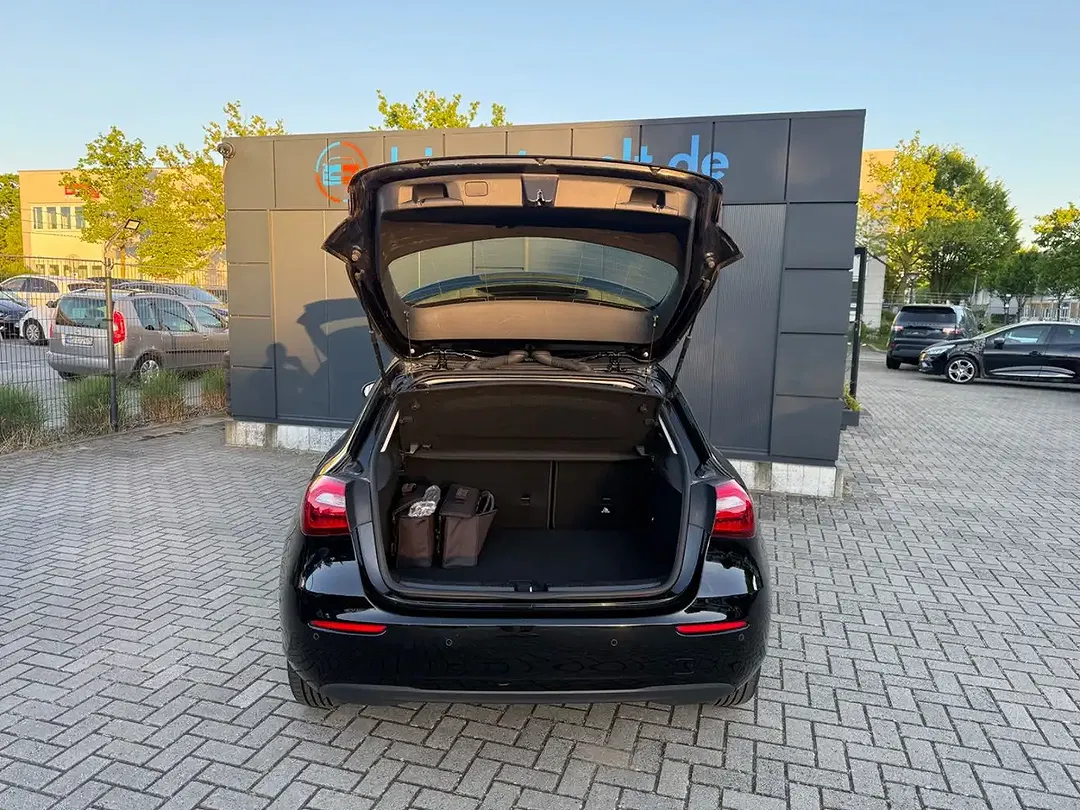 Mercedes-Benz A 250 - Thumbnail 9