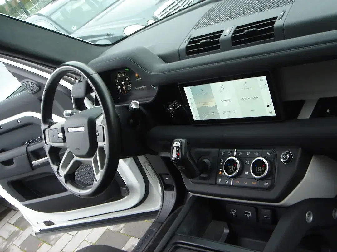 Land Rover Defender - Thumbnail 6