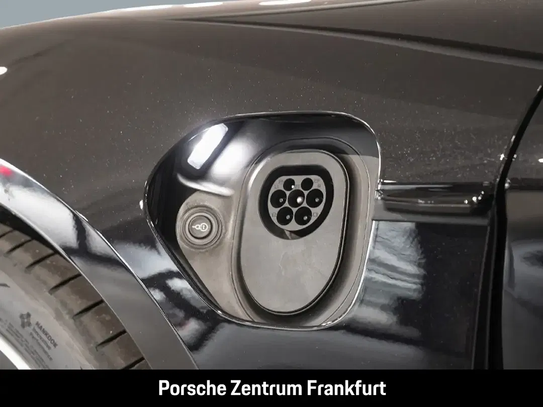 Porsche Taycan - Thumbnail 10