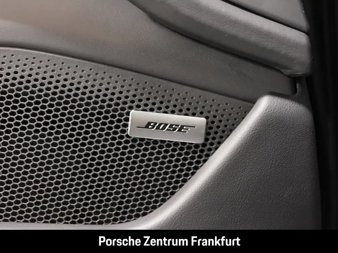 Porsche Taycan - Thumbnail 15