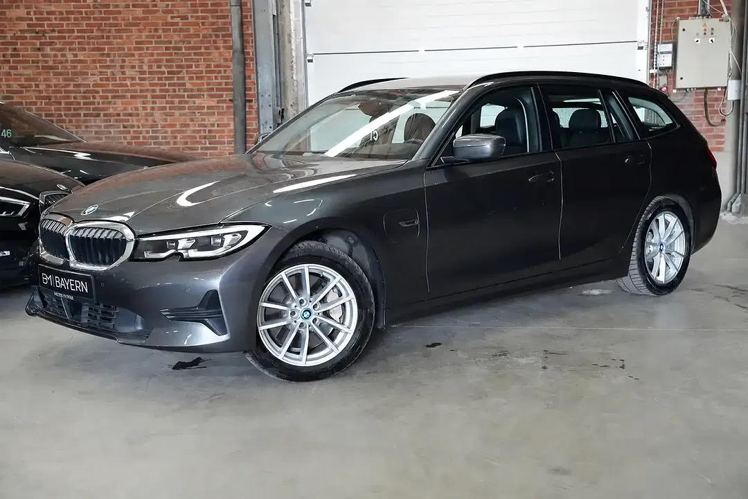BMW 330 - Thumbnail 1