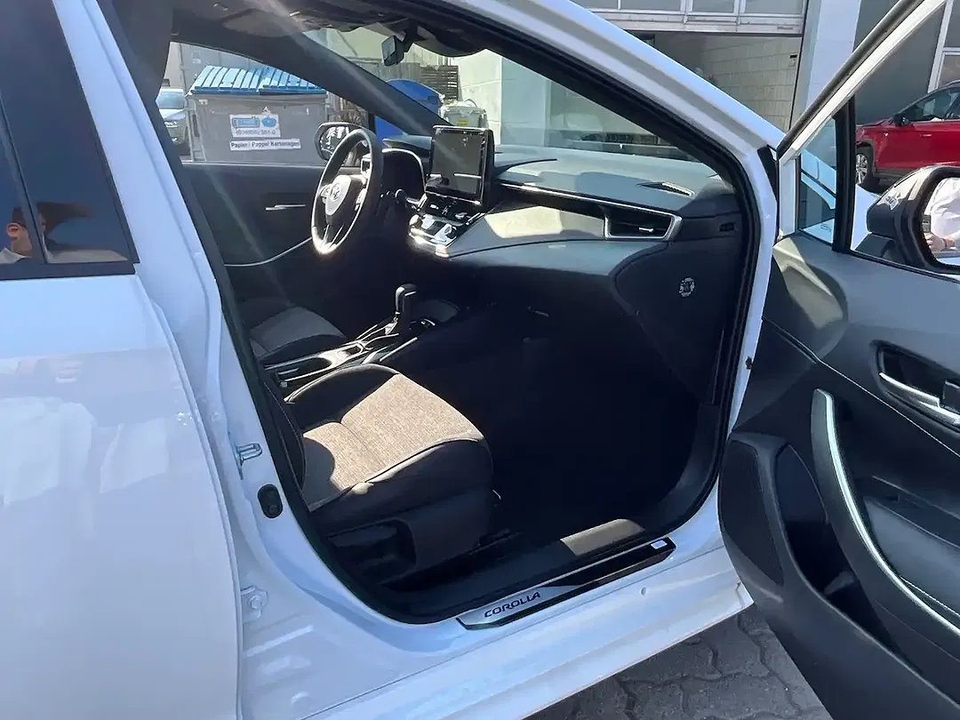 Toyota Corolla - Thumbnail 9