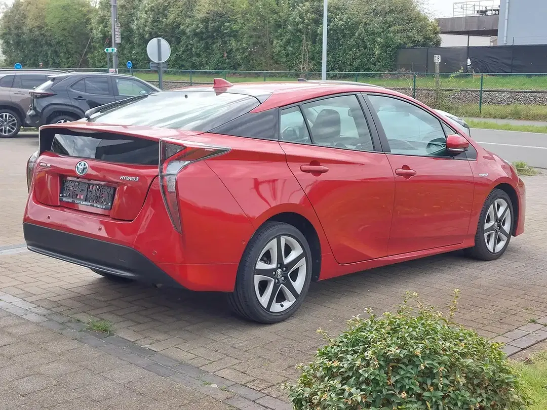 Toyota Prius - Thumbnail 2