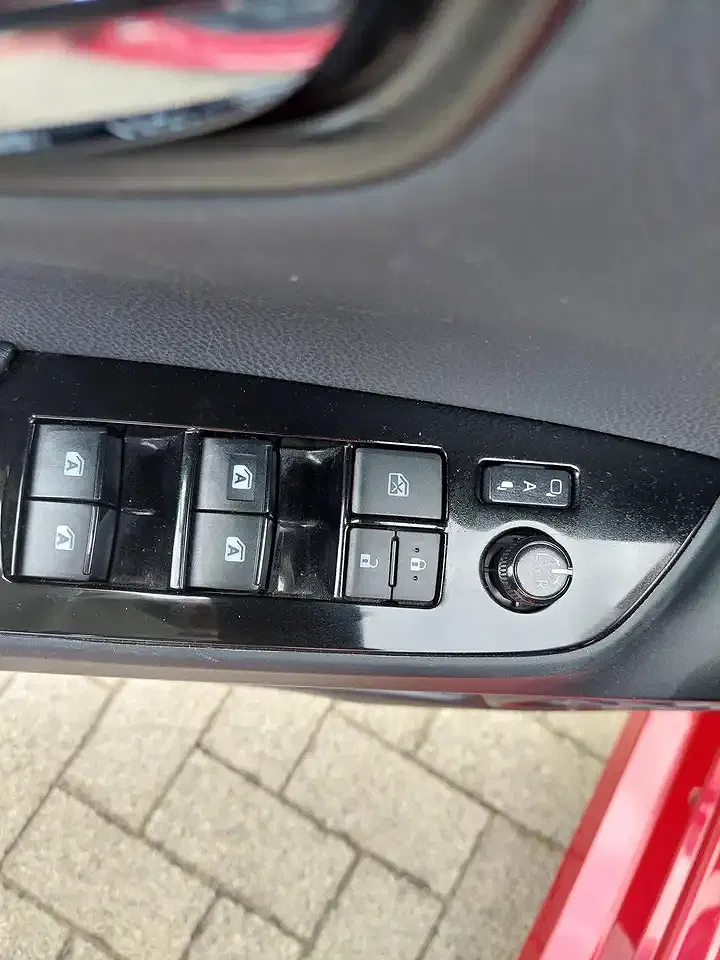 Toyota Prius - Thumbnail 30