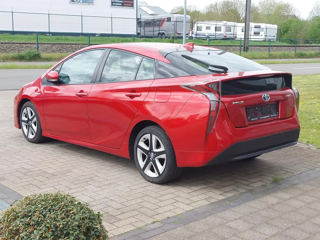 Toyota Prius - Thumbnail 4
