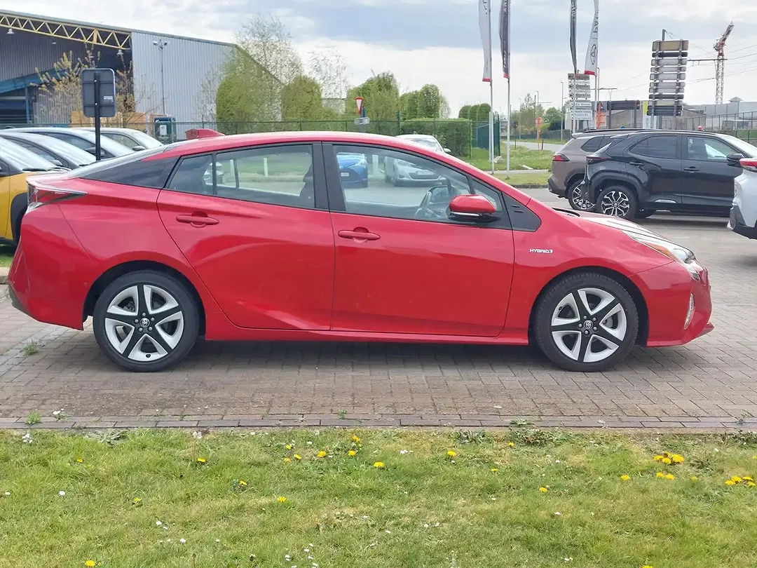 Toyota Prius - Thumbnail 8