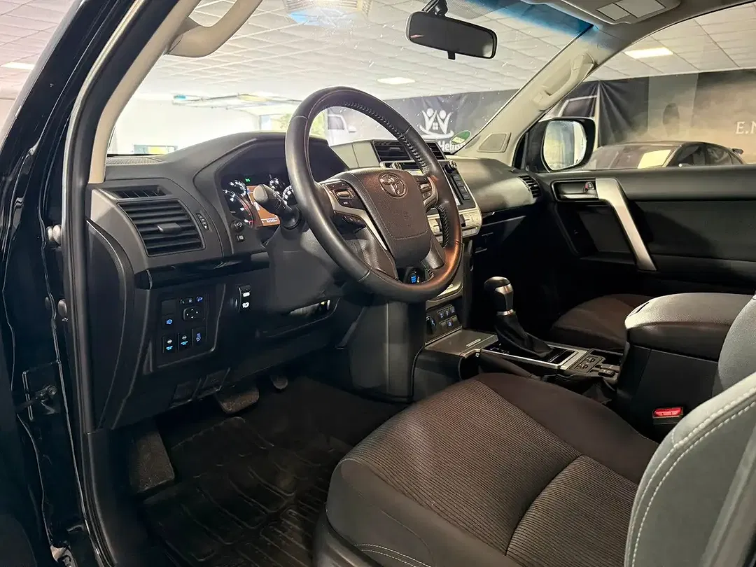 Toyota Land Cruiser - Thumbnail 6