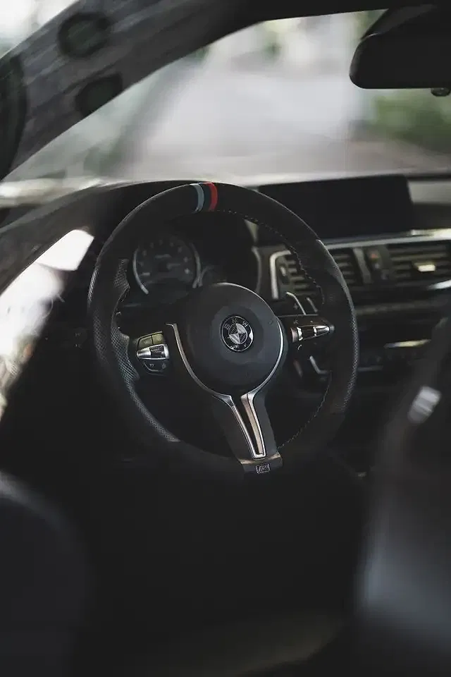 BMW M4 - Thumbnail 3