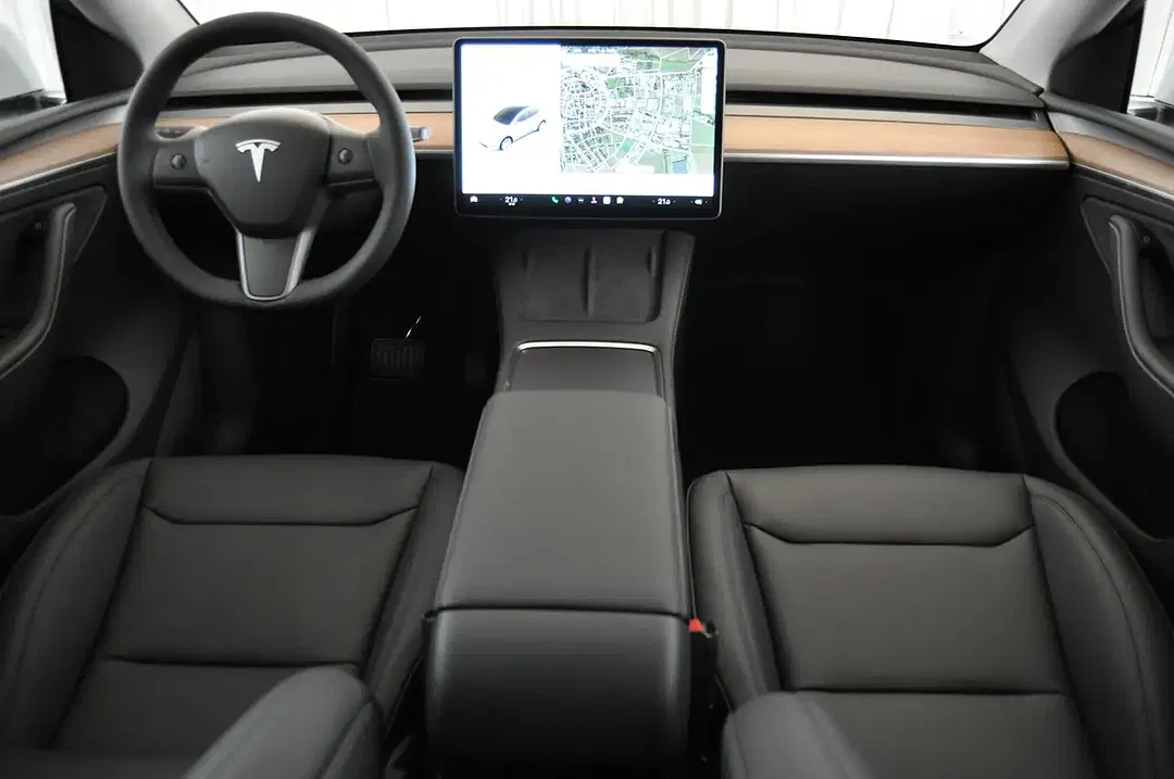 Tesla Model Y - Thumbnail 10