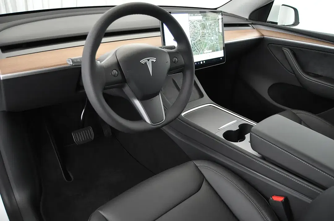 Tesla Model Y - Thumbnail 11