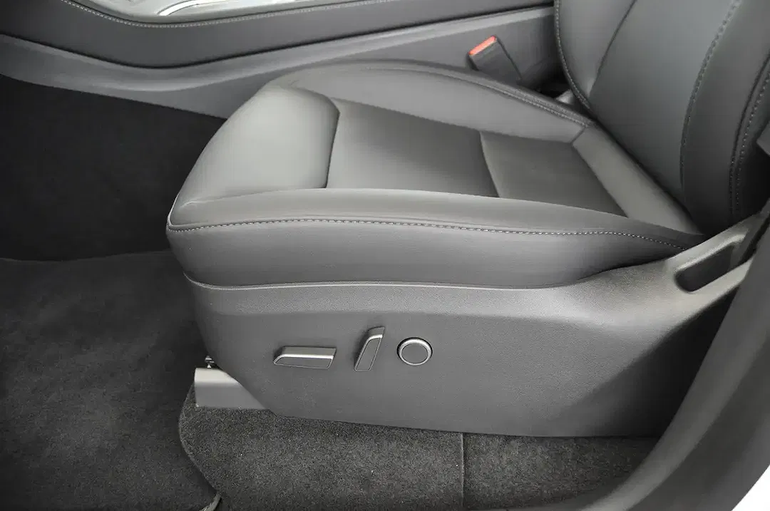 Tesla Model Y - Thumbnail 28