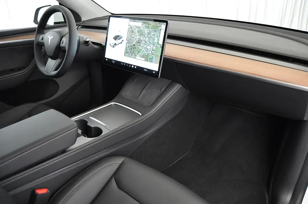 Tesla Model Y - Thumbnail 30