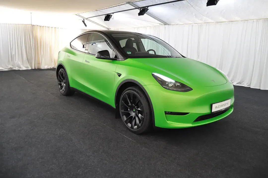 Tesla Model Y - Thumbnail 3
