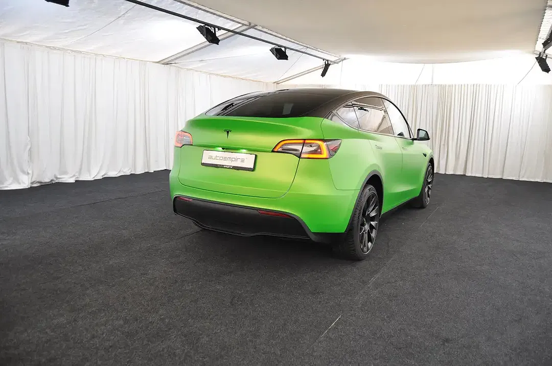 Tesla Model Y - Thumbnail 4