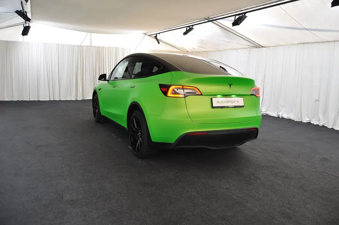 Tesla Model Y - Thumbnail 5