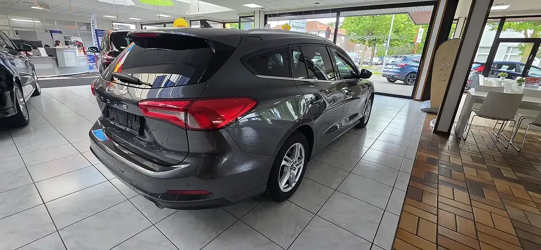 Ford Focus - Thumbnail 3