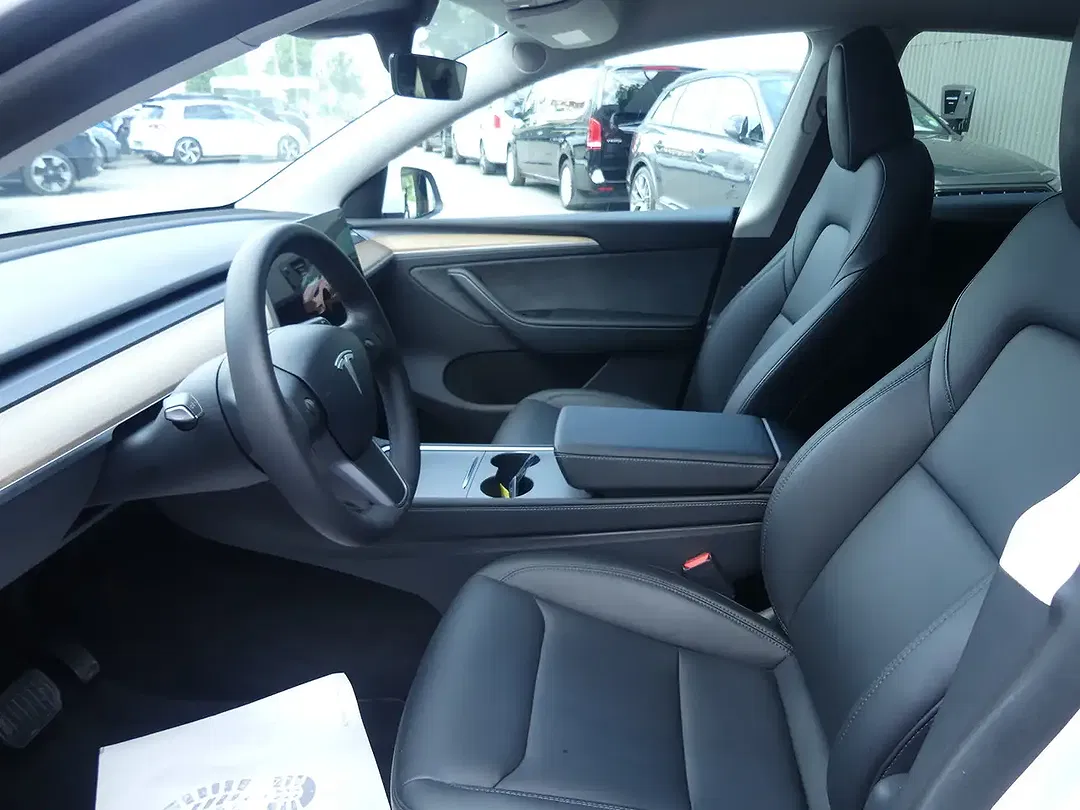 Tesla Model Y - Thumbnail 10