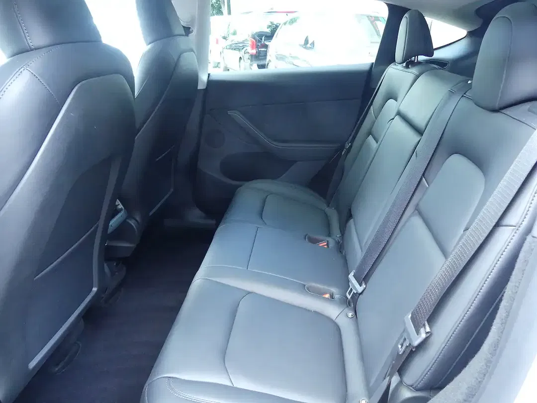 Tesla Model Y - Thumbnail 11