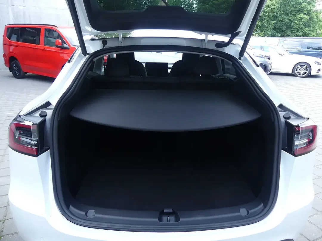 Tesla Model Y - Thumbnail 12