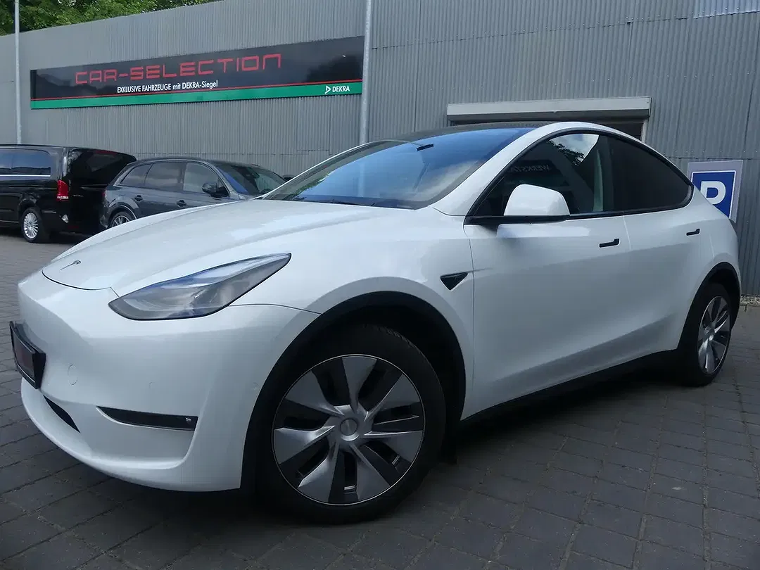 Tesla Model Y - Thumbnail 2
