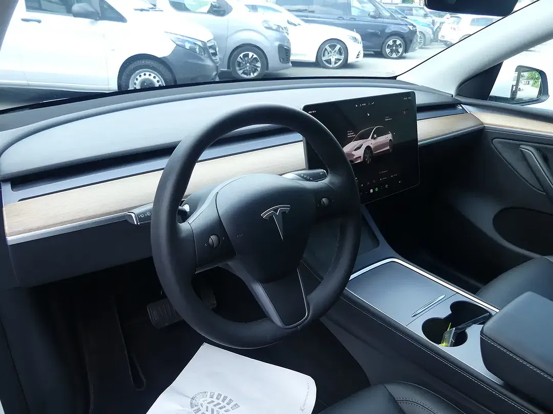 Tesla Model Y - Thumbnail 3