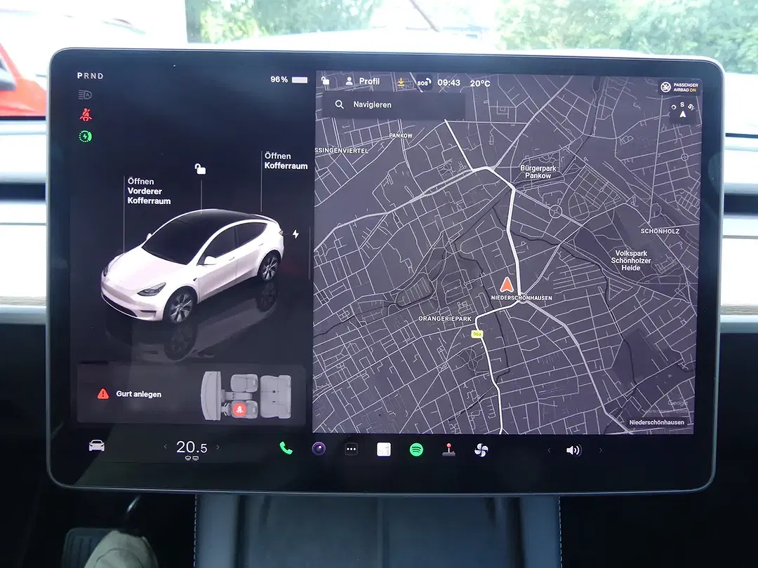 Tesla Model Y - Thumbnail 4