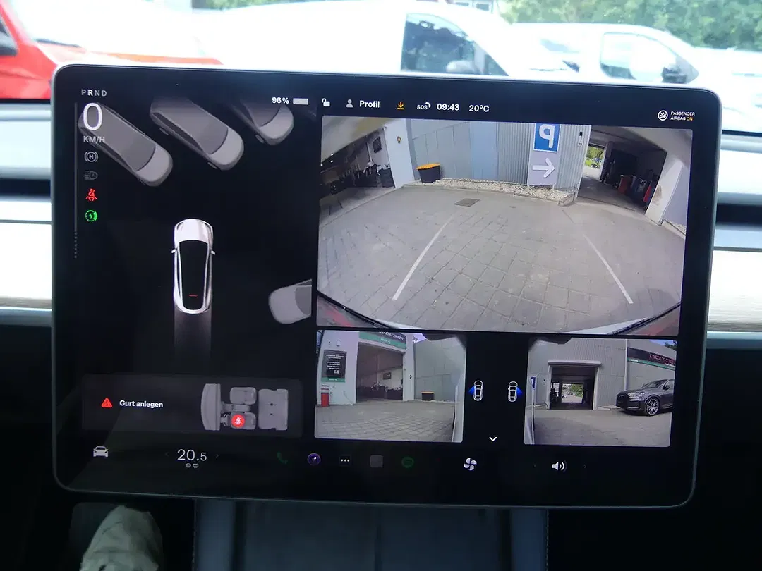 Tesla Model Y - Thumbnail 6