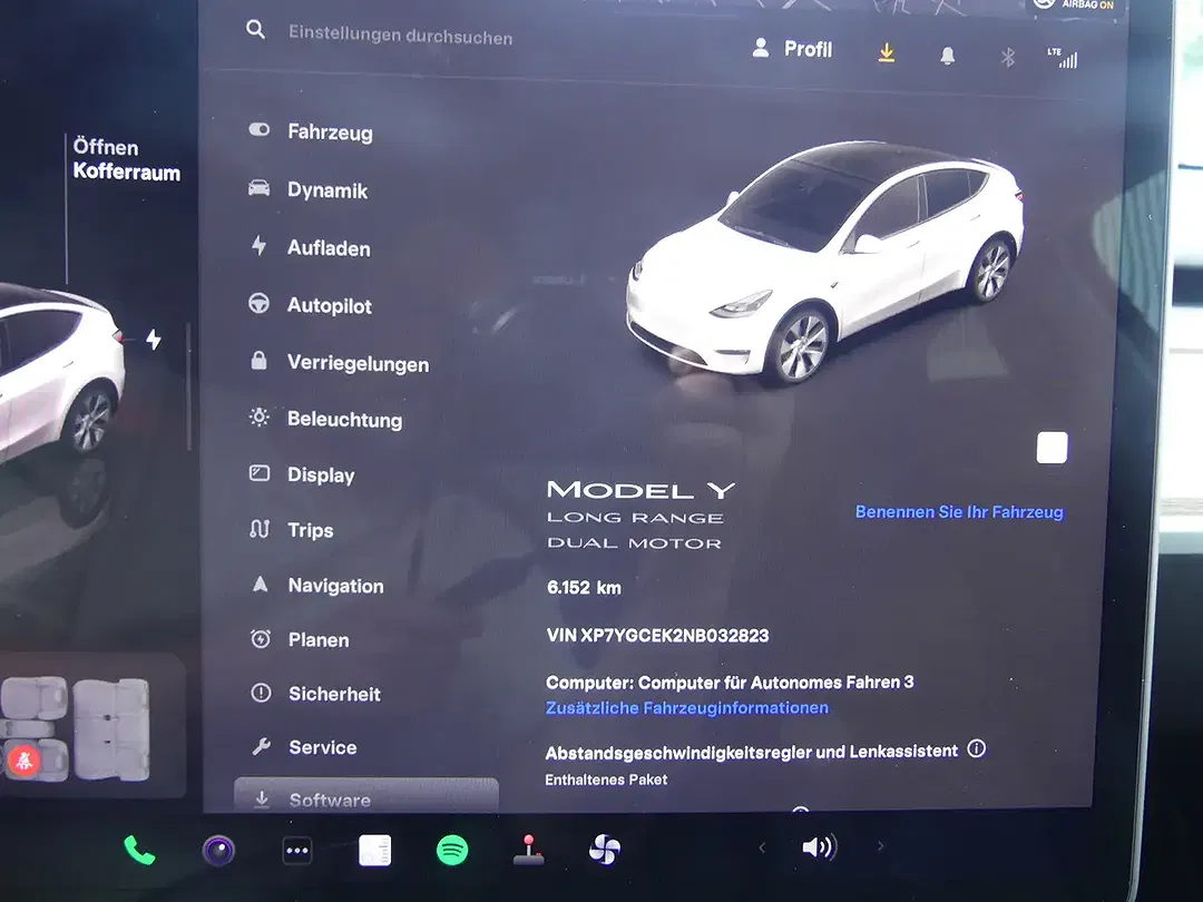 Tesla Model Y - Thumbnail 8