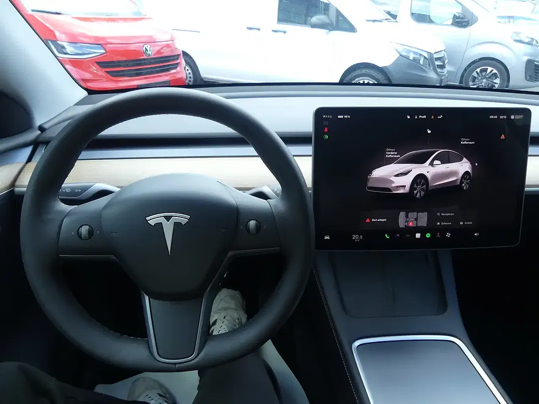 Tesla Model Y - Thumbnail 9
