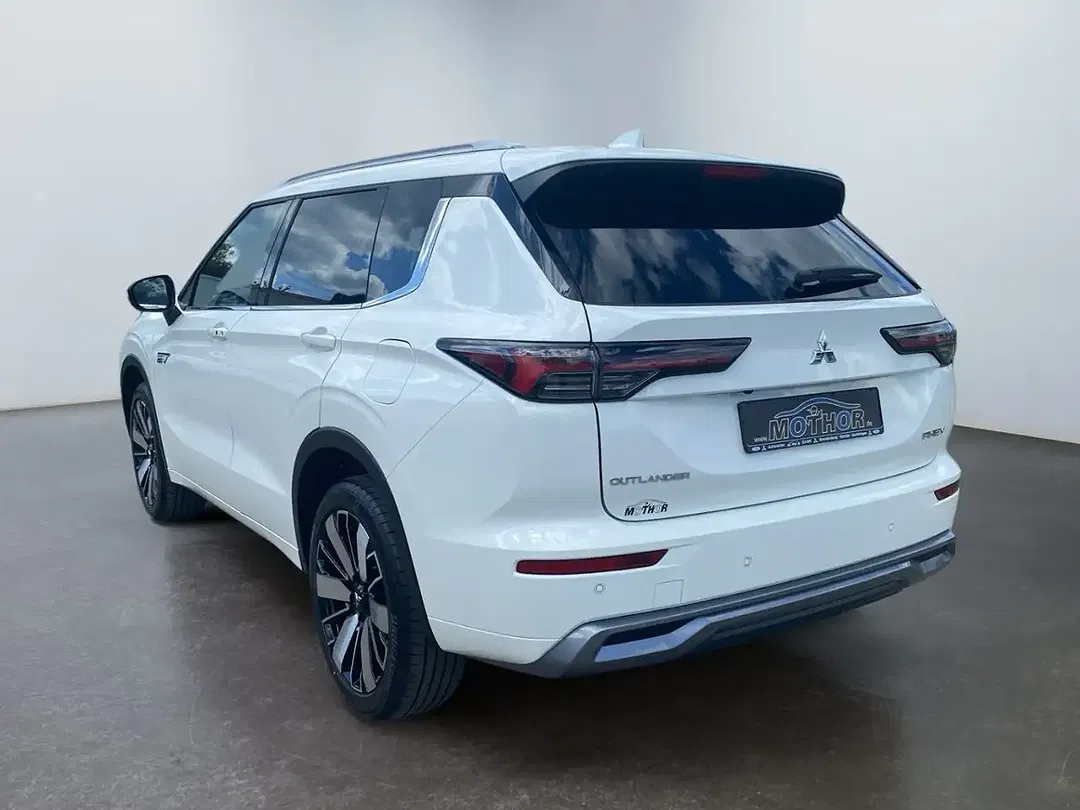 Mitsubishi Outlander - Thumbnail 4