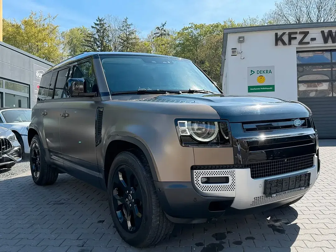 Land Rover Defender - Thumbnail 5