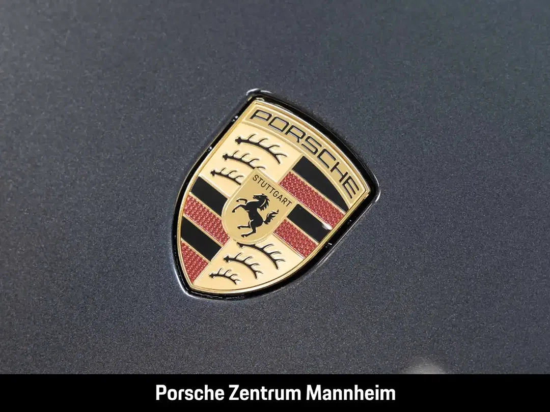 Porsche Taycan - Thumbnail 12
