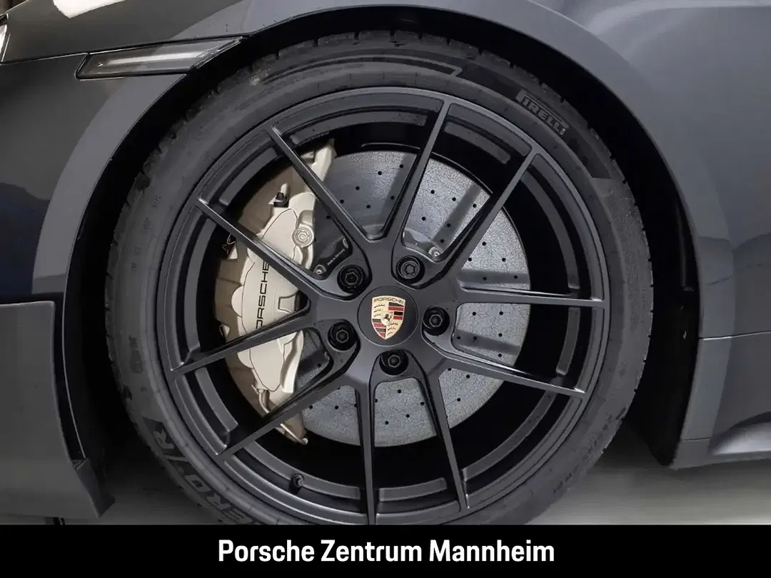 Porsche Taycan - Thumbnail 8