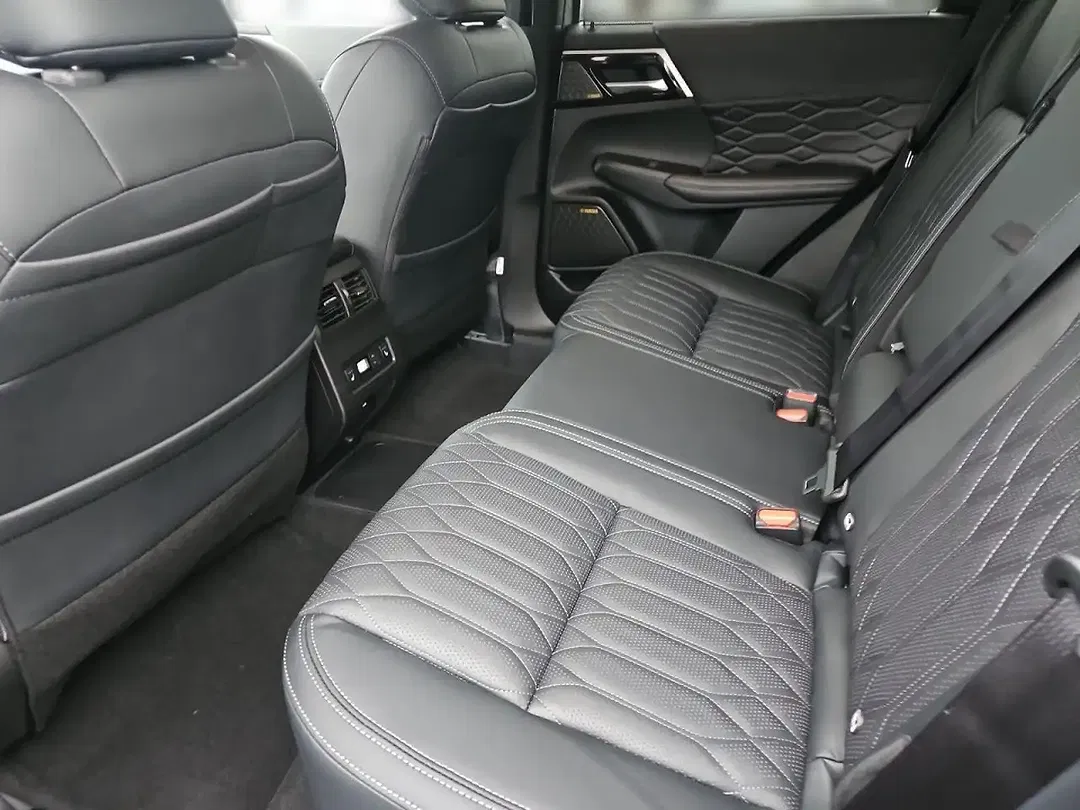 Mitsubishi Outlander - Thumbnail 11