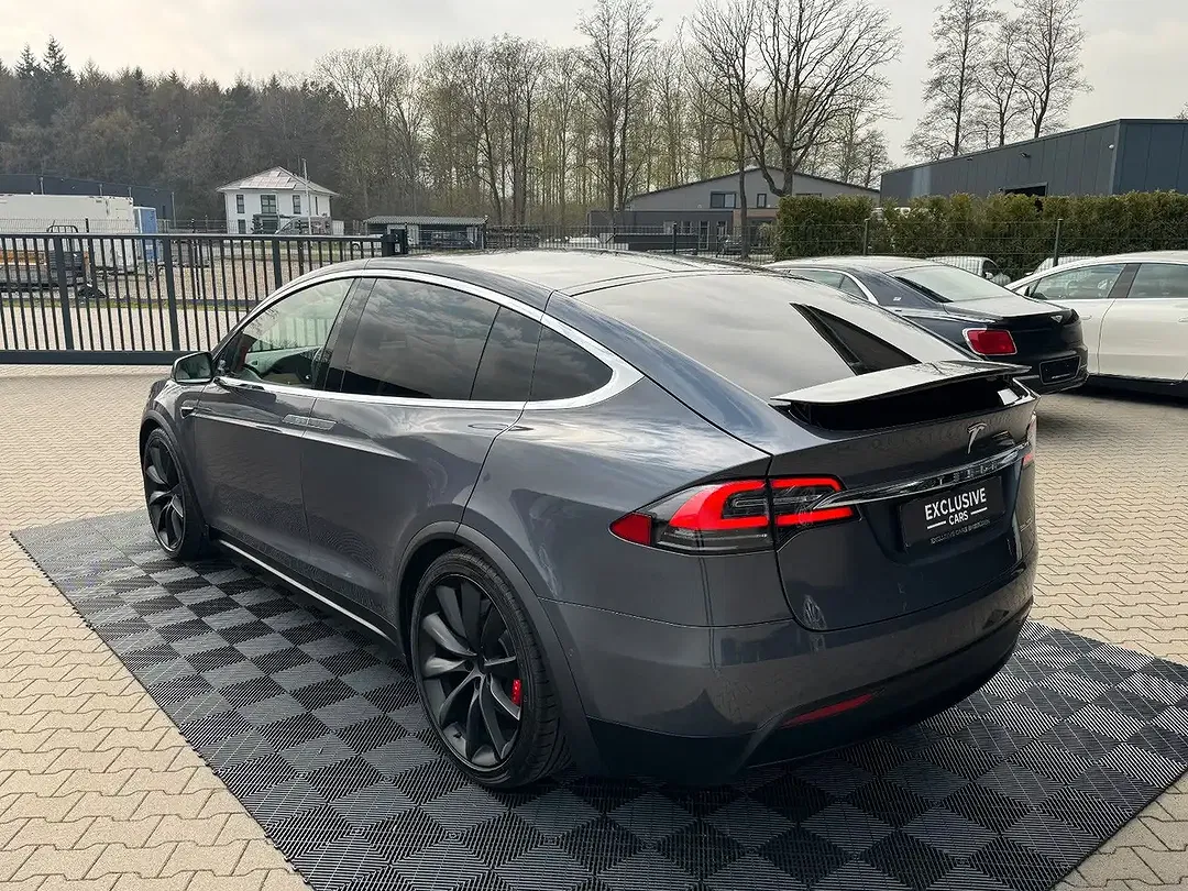 Tesla Model X - Thumbnail 11