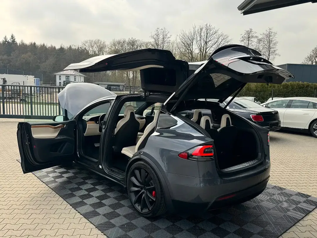 Tesla Model X - Thumbnail 12