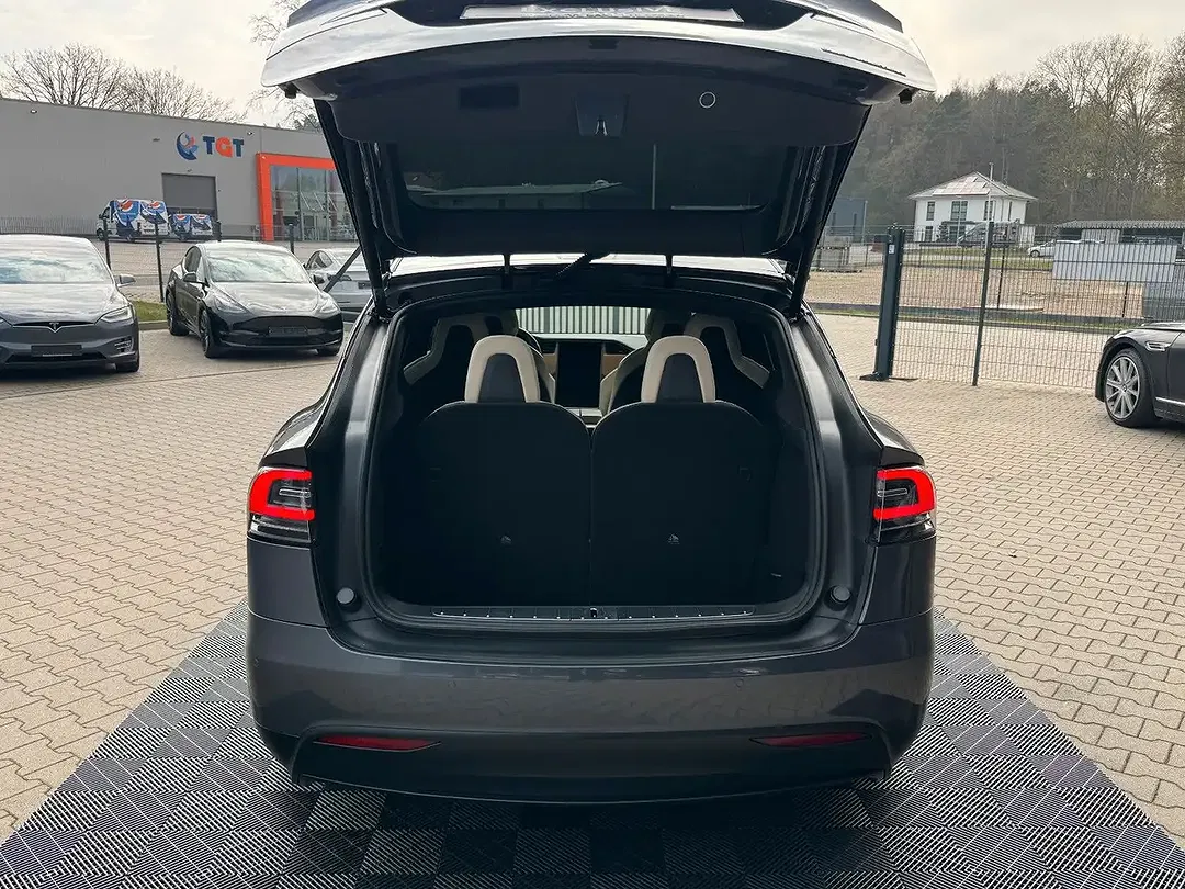 Tesla Model X - Thumbnail 14