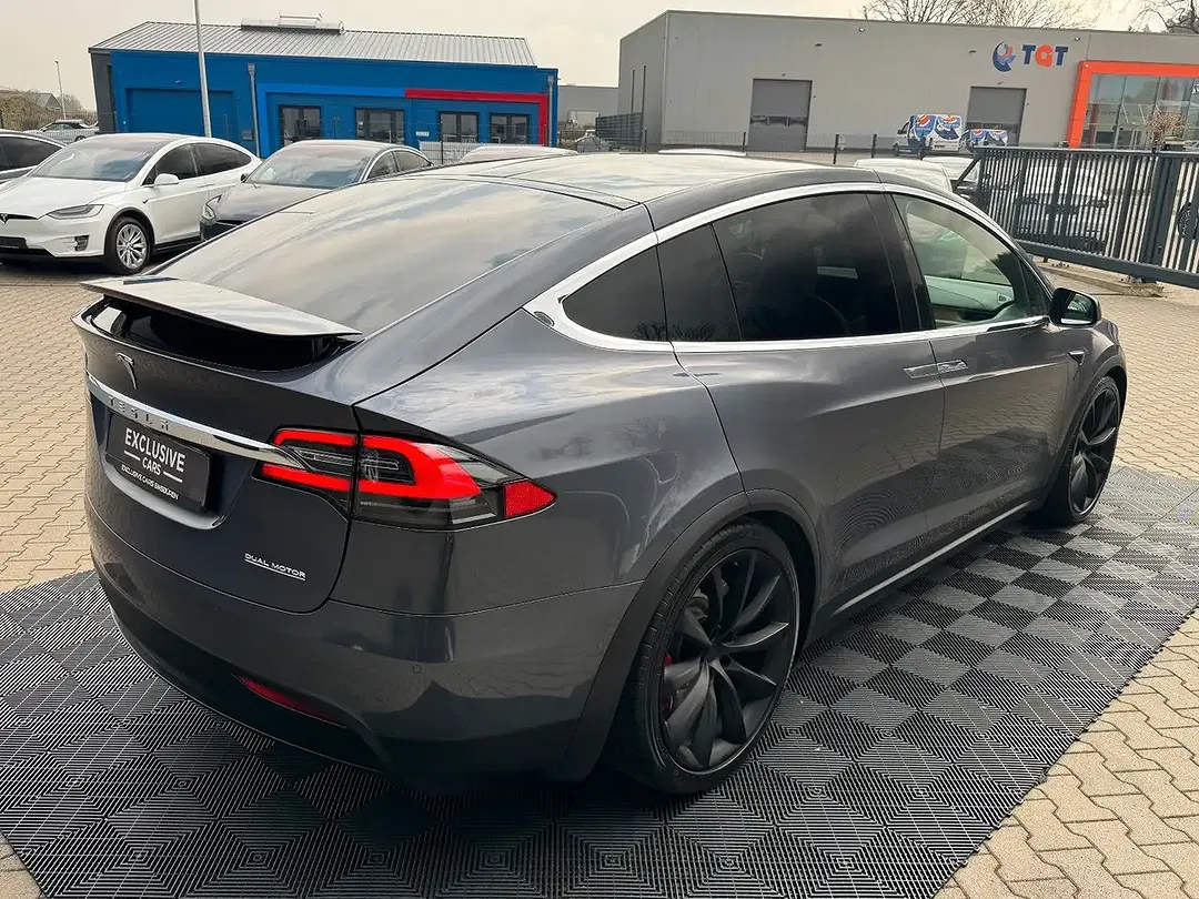 Tesla Model X - Thumbnail 15