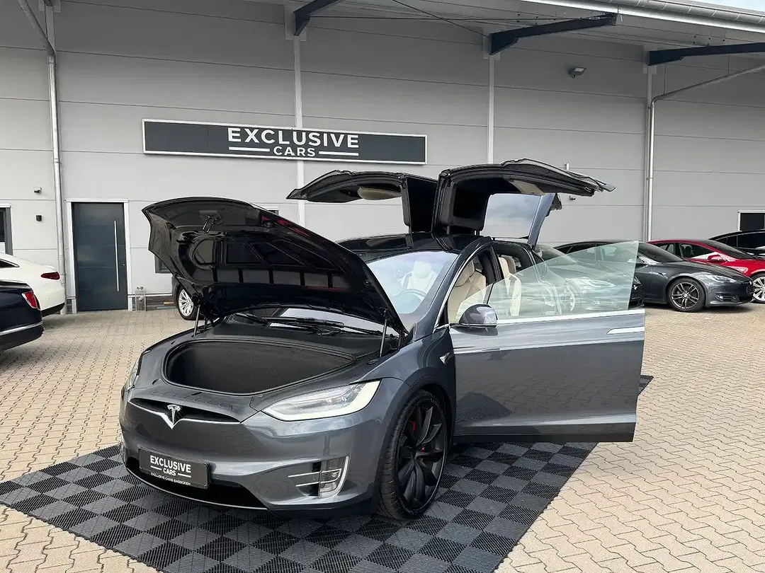 Tesla Model X - Thumbnail 3